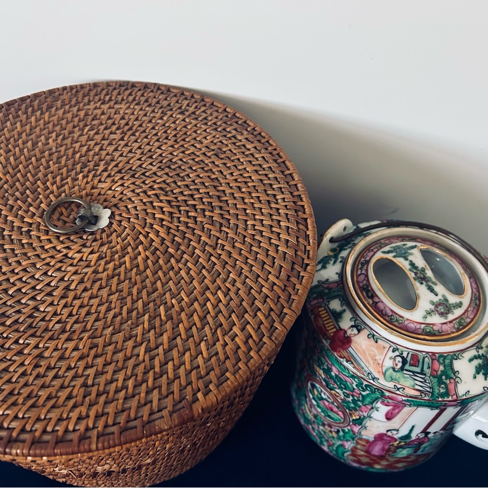 1950 Chinese Export Rose Medallion Porcelain Teapot with Rattan Tea Basket - Picture 13 of 15